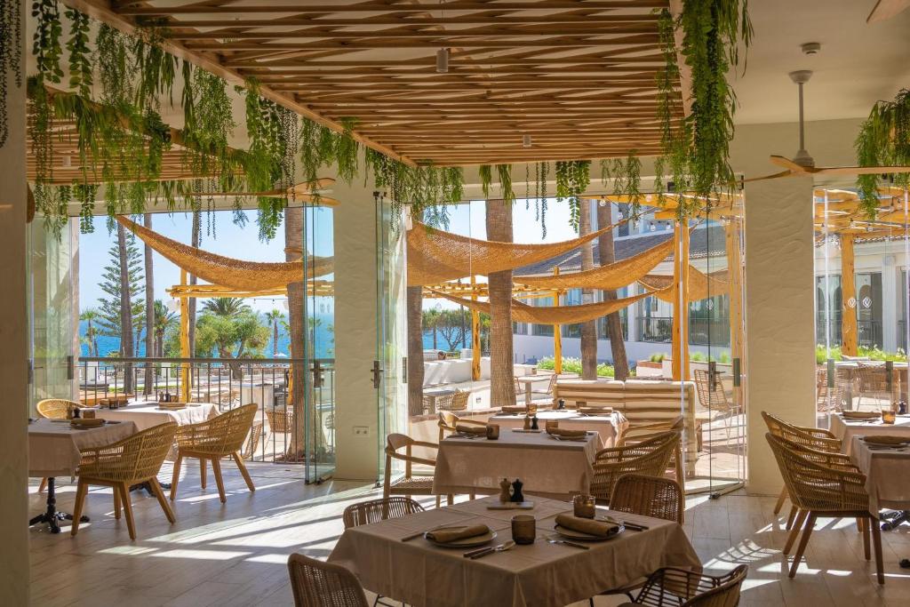 Restaurace v ubytování DAIA Slow Beach Hotel Conil - Adults Only Recommended