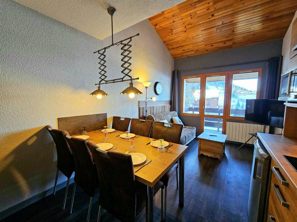 une salle à manger avec une table et un canapé dans l'établissement Appartement cosy 2 pièces, 6 pers, La Plagne - FR-1-353-152, à La Plagne Tarentaise