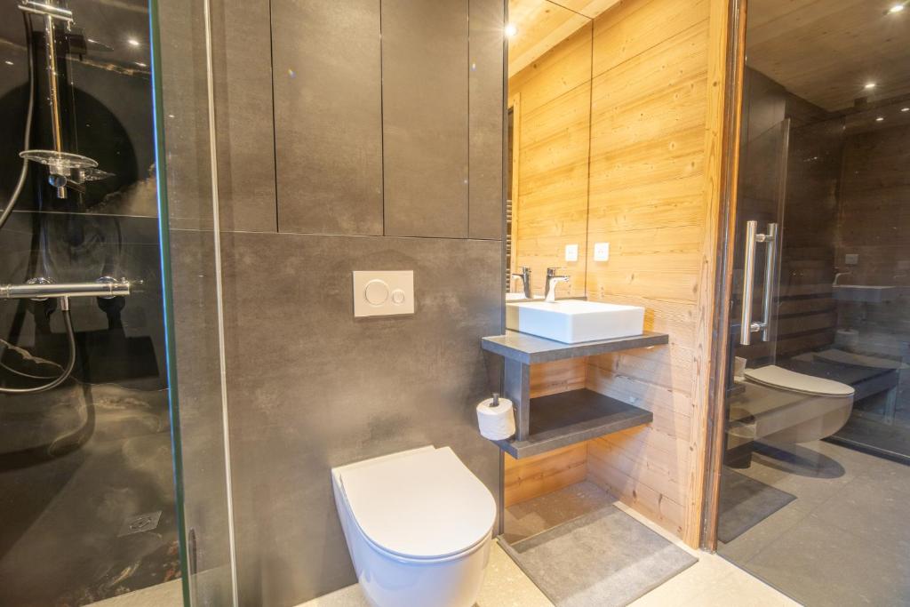 Kúpeľňa v ubytovaní Chalet avec sauna, magnifique vue et à 400m des pistes