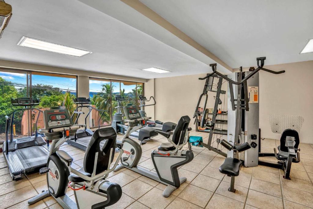 Fitness centrum a/nebo fitness zařízení v ubytování Remodeled Top-Floor Flamingo Condo with Outstanding Ocean Views