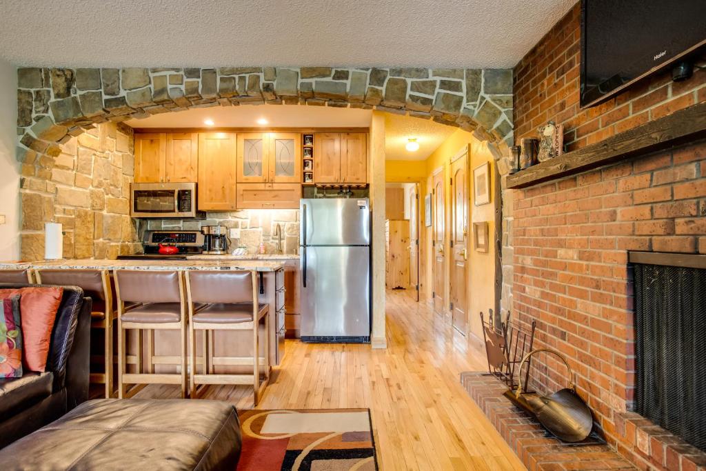 Nhà bếp/bếp nhỏ tại Pool and 3 Hot Tubs Winter Park Condo on Bus Line