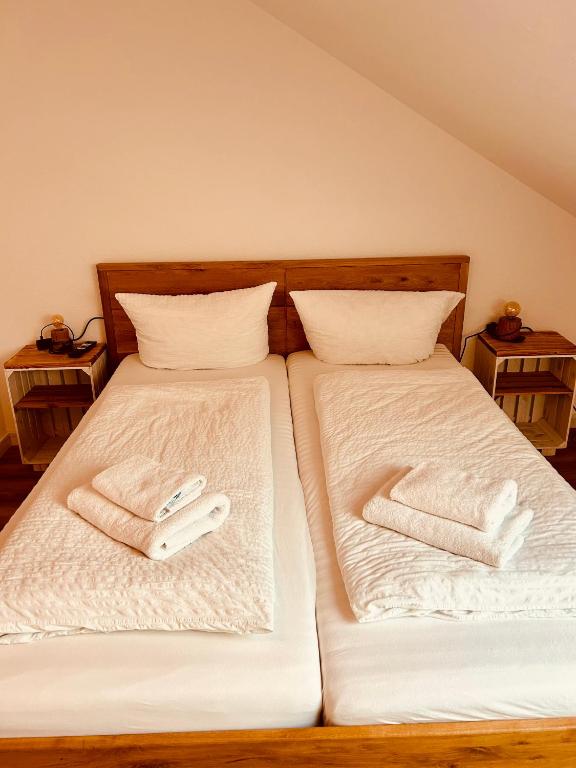 Postel nebo postele na pokoji v ubytování Apartments La Rosa