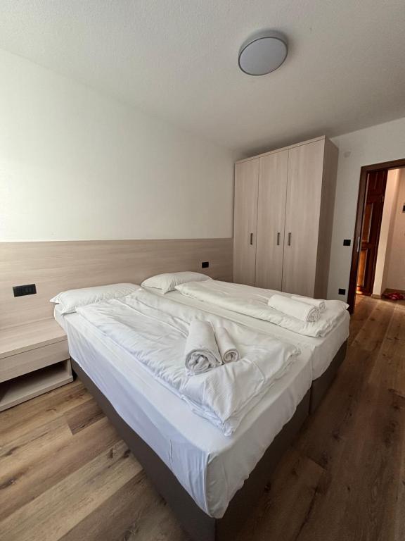 Postel nebo postele na pokoji v ubytování Cèsa Carlotta by AMA Val di Fassa