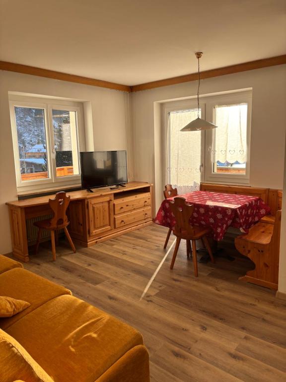 TV a/nebo společenská místnost v ubytování Cèsa Carlotta by AMA Val di Fassa