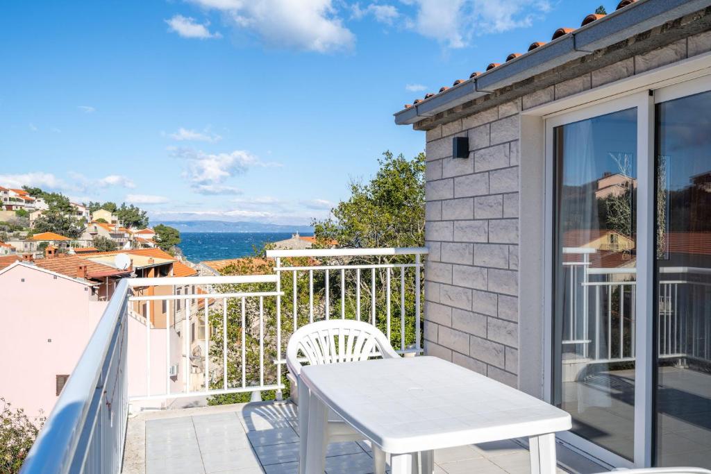 a balcony with a table and a view of the ocean at Il Mare - beach house in Blato