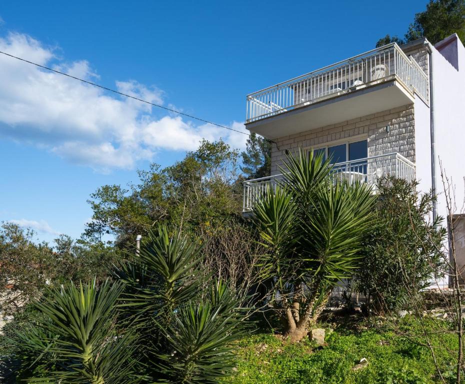 una casa con balcone sul lato di Il Mare - beach house a Blato