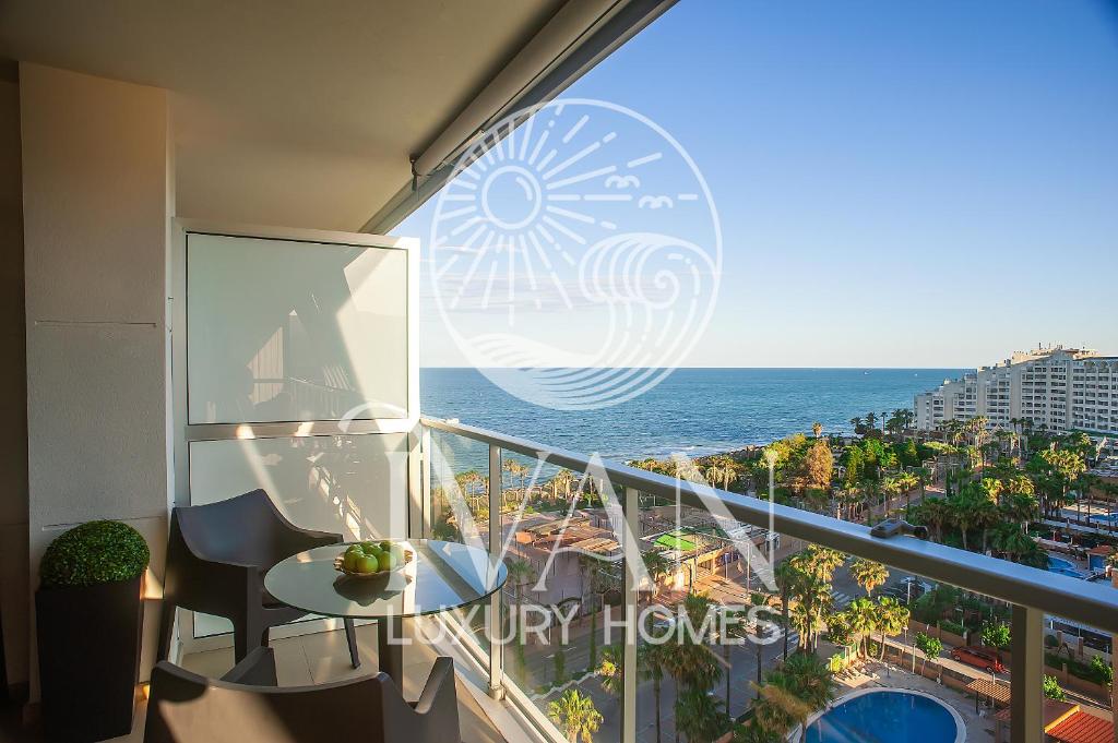 un balcon avec une table et une vue sur l'océan dans l'établissement Casa Sol Ivan Luxury Homes 10ªPlta Sur 1ªLinea, à Oropesa del Mar