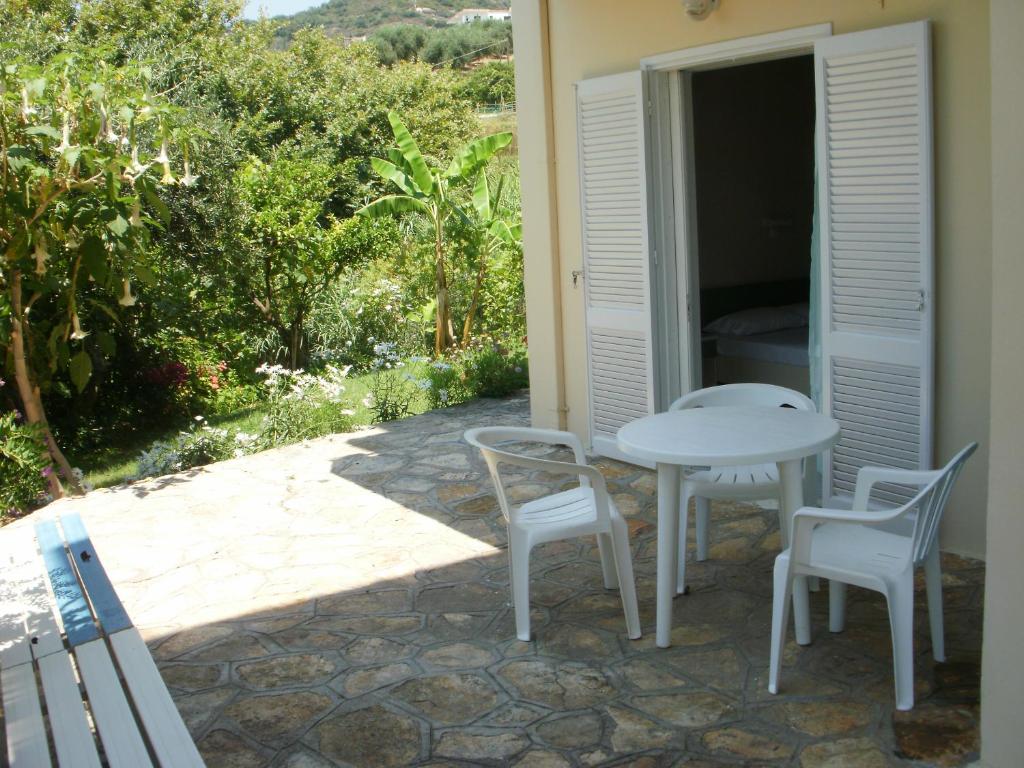 Patio nebo venkovní prostory v ubytování Triantis Apartments