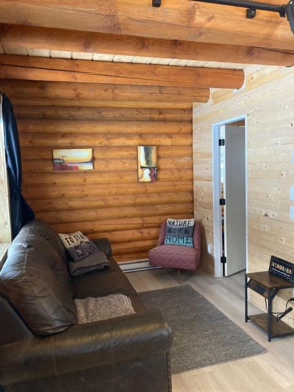 Posezení v ubytování Log lofted rustic cabin in woods