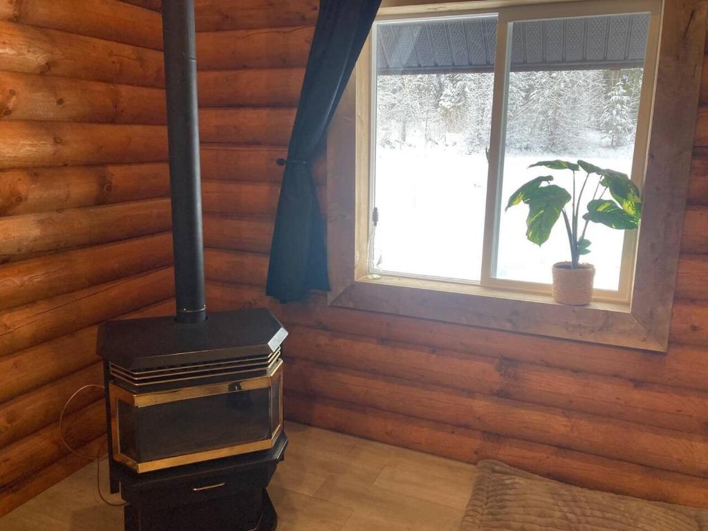 Fotografie z fotogalerie ubytování Log lofted rustic cabin in woods v destinaci Kelowna