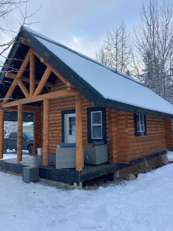 Lofted log cabin with fire table v zimě