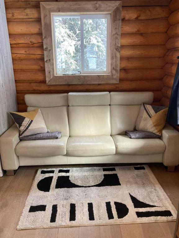 Posezení v ubytování Lofted log cabin with fire table