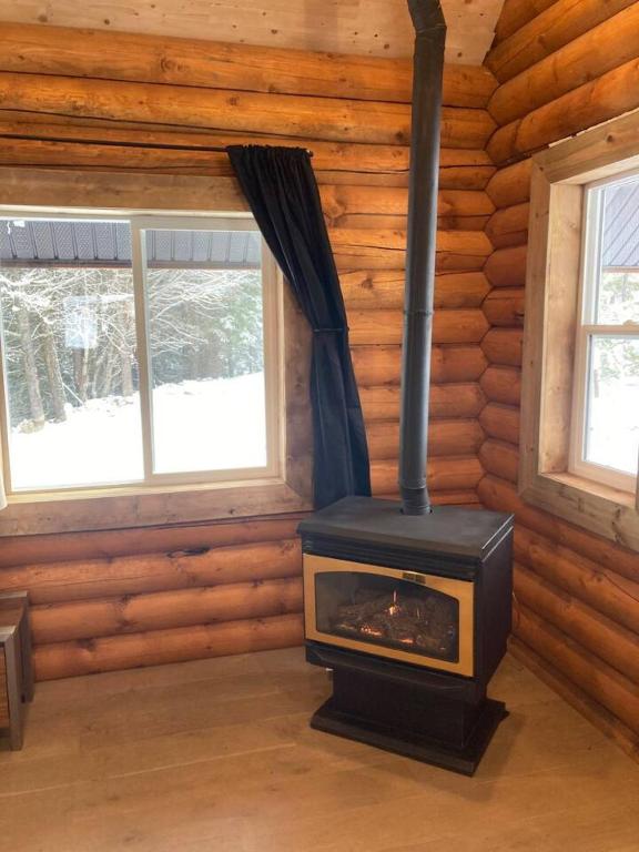 Fotografie z fotogalerie ubytování Lofted log cabin with fire table v destinaci Kelowna