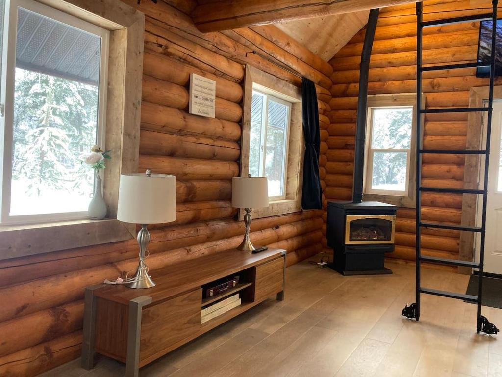 Fotografie z fotogalerie ubytování Lofted log cabin with fire table v destinaci Kelowna