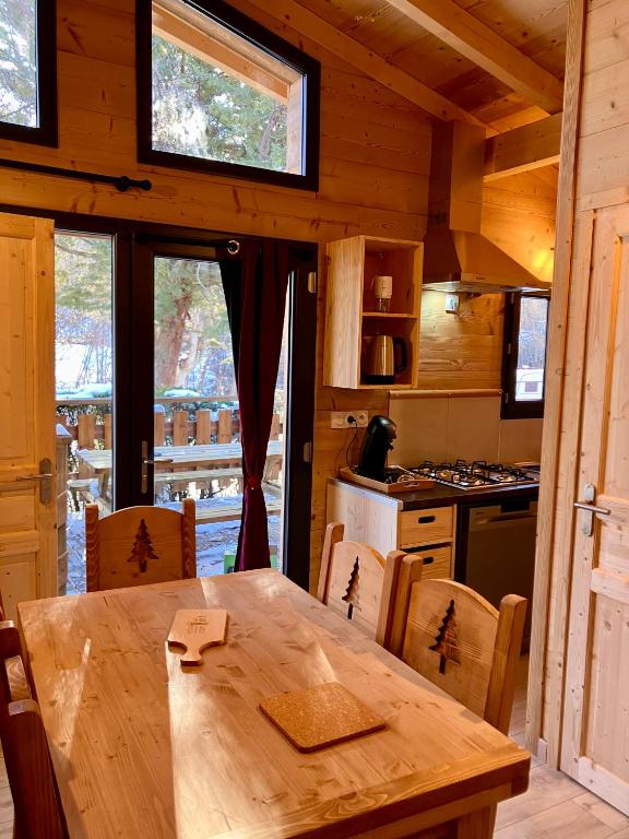 Kuchyň nebo kuchyňský kout v ubytování Camping L'Enclave mobil-home