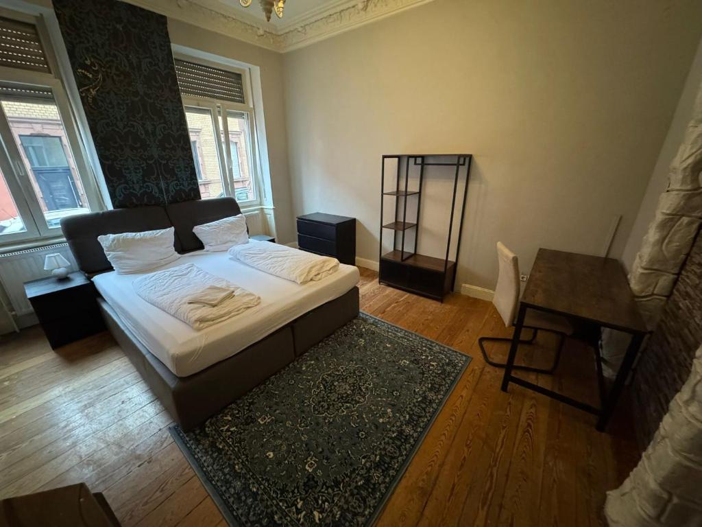 ein kleines Schlafzimmer mit einem Bett und einem Tisch in der Unterkunft Zimmer in Kaiserslautern in Kaiserslautern