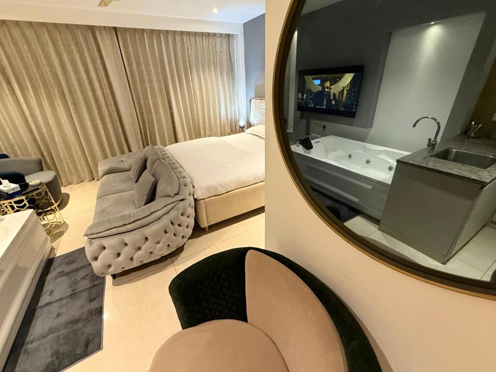 New Private Turkish Luxe Jacuzzi Studioにあるテレビまたはエンターテインメントセンター