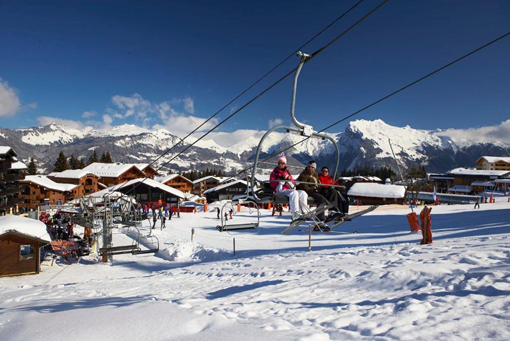 2 personnes montées dans une remontée mécanique dans la neige dans l'établissement Charmant mobilhome lac et montagnes remontées ski Morillon, à Verchaix