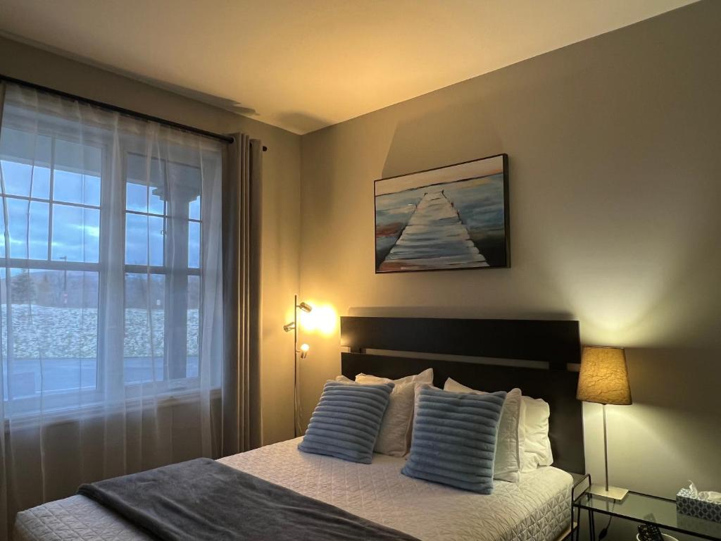 Postel nebo postele na pokoji v ubytování Condo Le Champlain-102