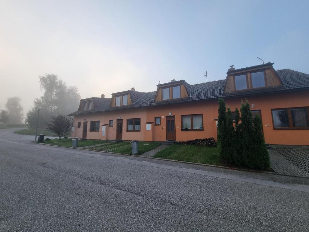 Budova, v ktorej sa dovolenkový dom nachádza