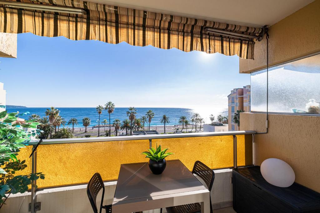 un balcon avec une table et une vue sur l'océan dans l'établissement Sea View & Promenade des Anglais Studio, à Nice