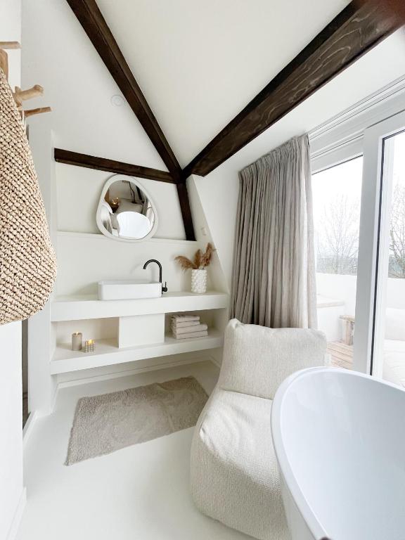 Ein Bett oder Betten in einem Zimmer der Unterkunft Het sfeerhuis aan zee