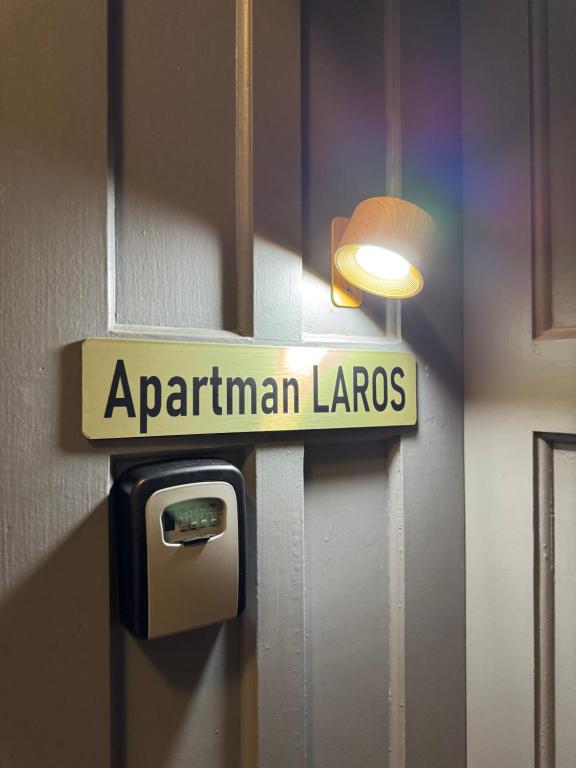 a sign for a bathroom with a sign for a parhamuana larsos at Apartman Laros in Split