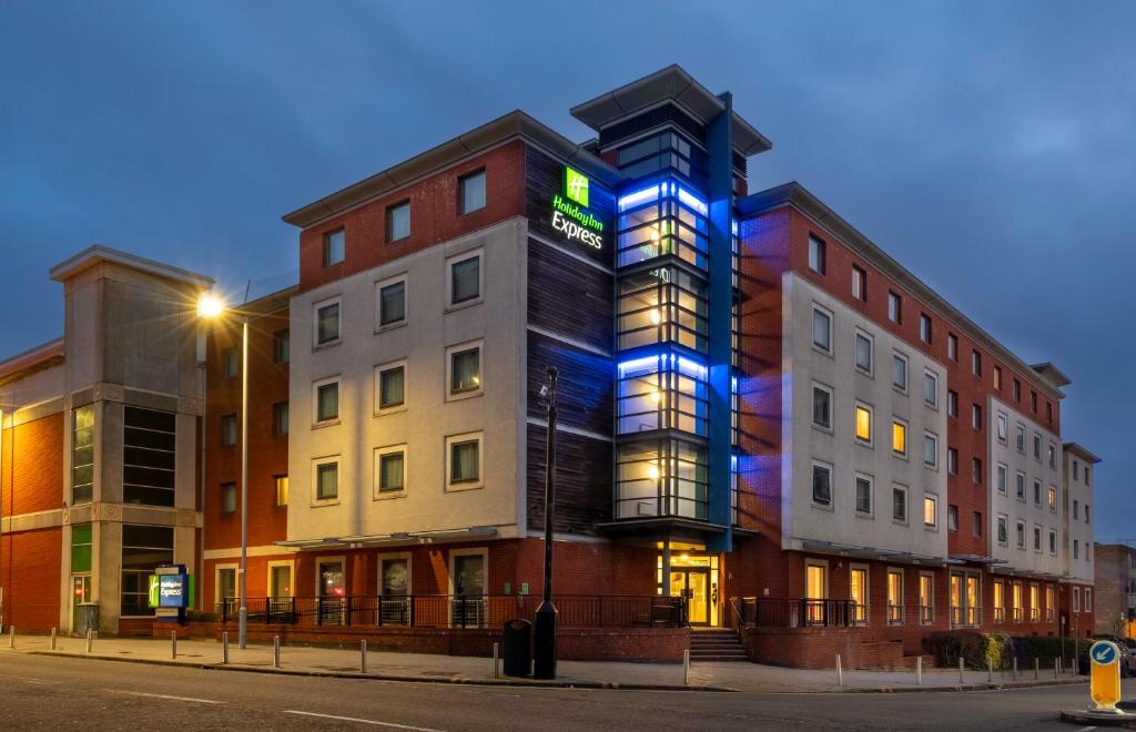 Un edificio con luces azules en el costado. en Holiday Inn Express Stevenage by IHG, en Stevenage