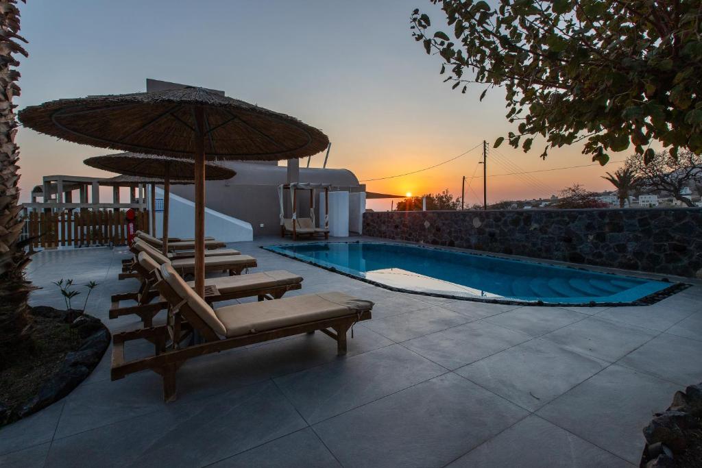 Bazén v ubytování Santorini Garden Homes nebo v jeho okolí