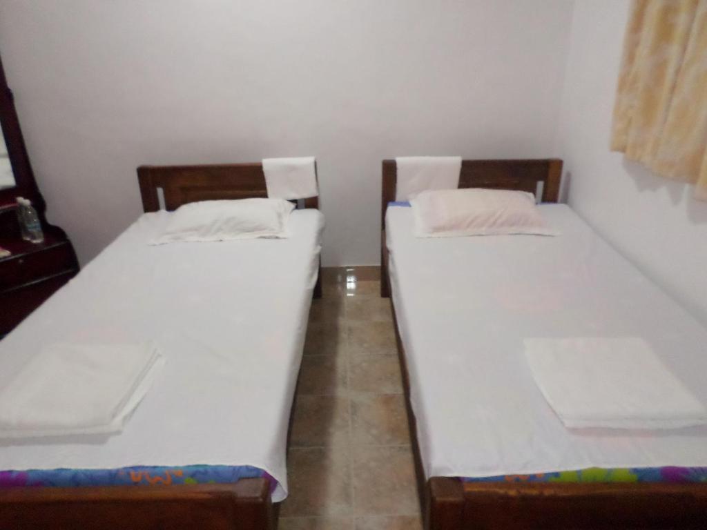 Postel nebo postele na pokoji v ubytování Mayura Rest Inn