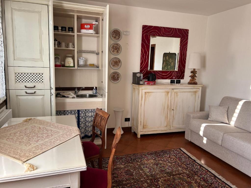 PostiomaにあるCasa di Sabriのソファとテーブルのあるリビングルーム