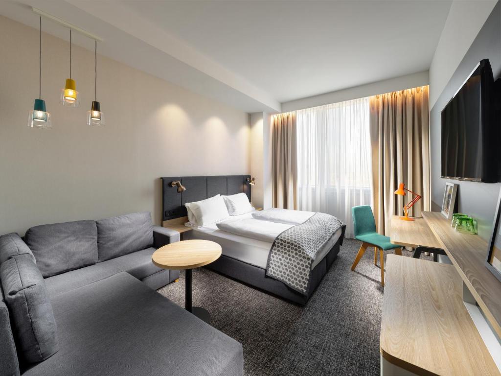 TV a/nebo společenská místnost v ubytování Clarion Hotel Vienna South