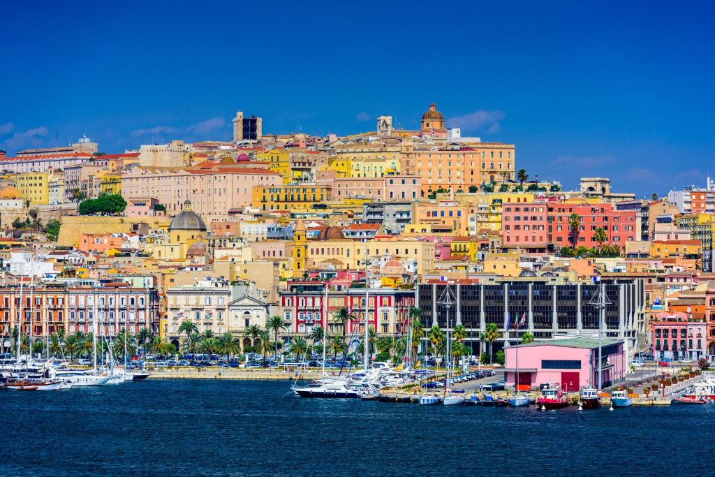 widok miasta z łodziami na wodzie w obiekcie Onda Marina Rooms w Cagliari