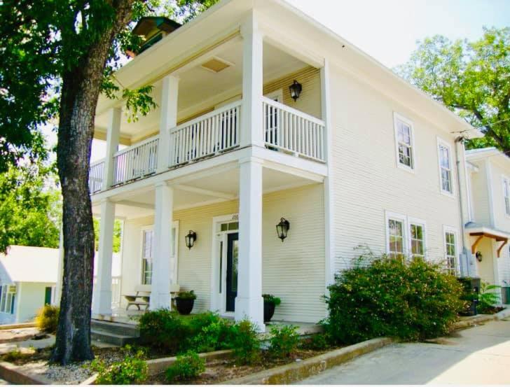 una grande casa bianca con balcone di Emigrant's Inn a Fredericksburg