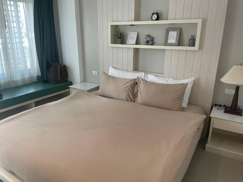 Postel nebo postele na pokoji v ubytování The Room Sansabai