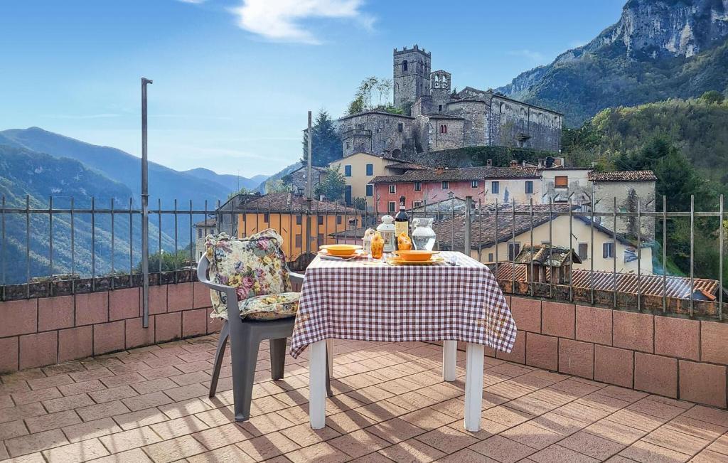 CardosoにあるCasa Vacanze Anitaの城のあるバルコニーに座るテーブルと椅子
