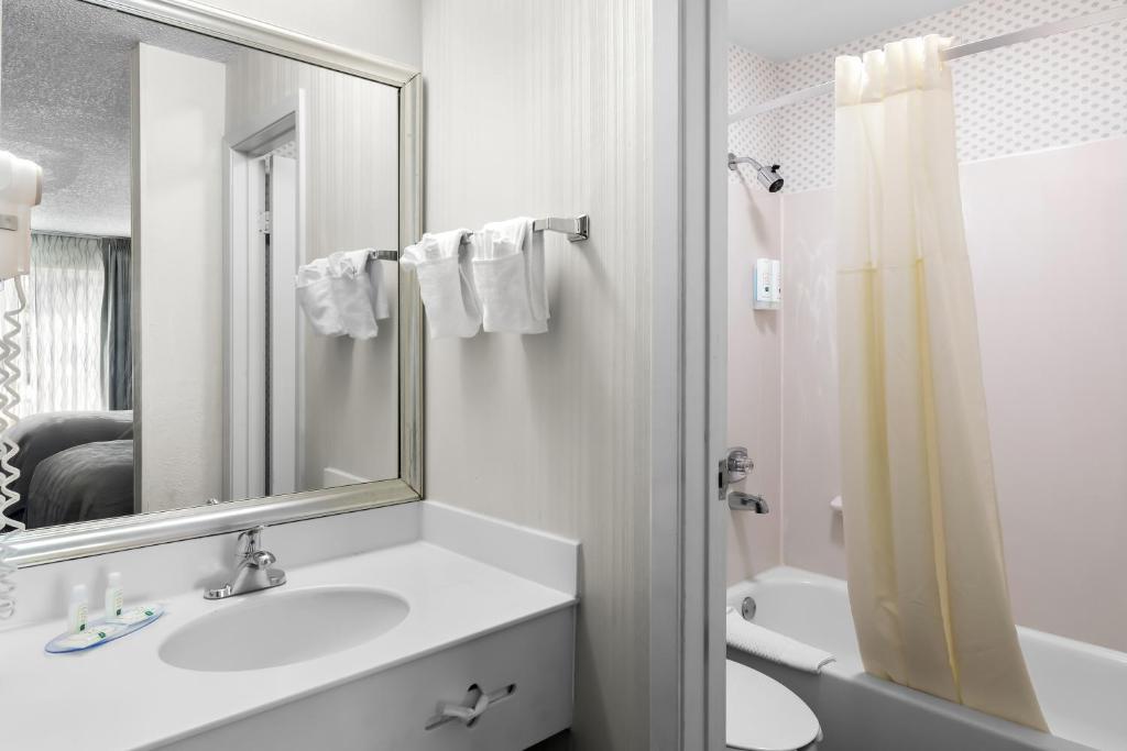 Quality Inn Northlake - Double Room With Two Double Beds - Interior Access