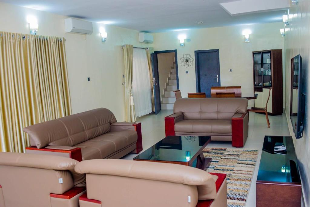 Posezení v ubytování 4 Bedroom all ensuite "Milk & Honey" Home in Adeniyi Jones Ikeja