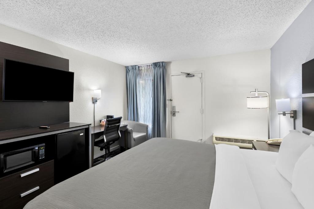 Quality Inn Northlake - King Room - Exterior Access, No Pets