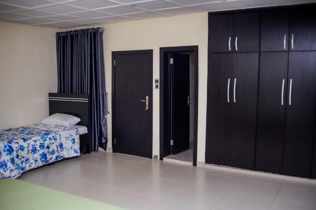 Postel nebo postele na pokoji v ubytování 4 Bedroom all ensuite "Milk & Honey" Home in Adeniyi Jones Ikeja