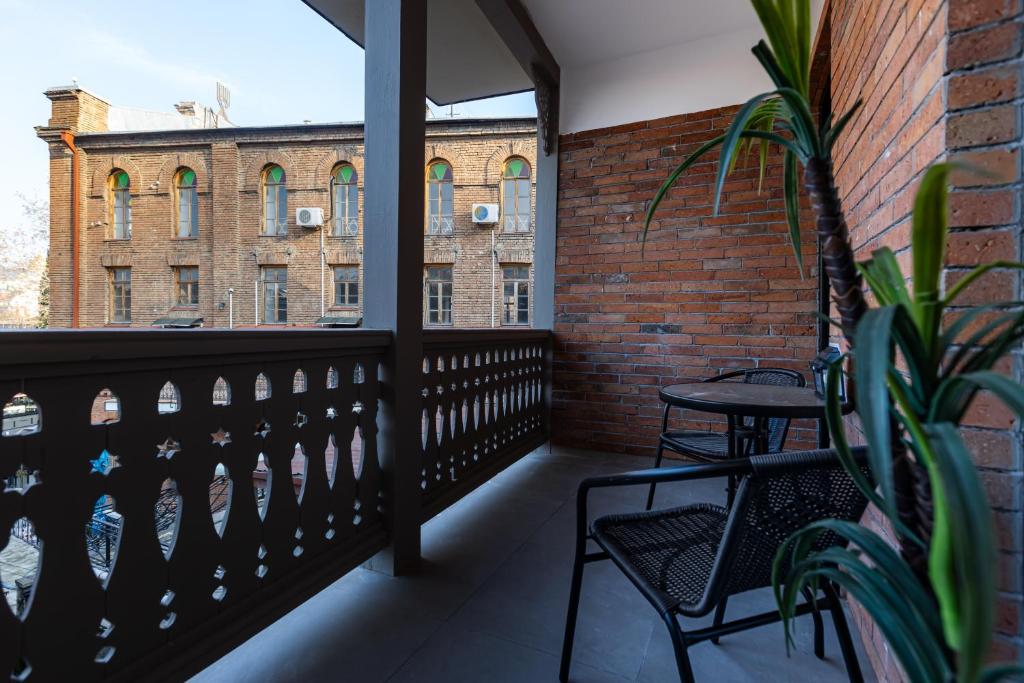 Balkón nebo terasa v ubytování Apart Meidani - Stylish Old Town Apartment with Balcony & Synagogue View