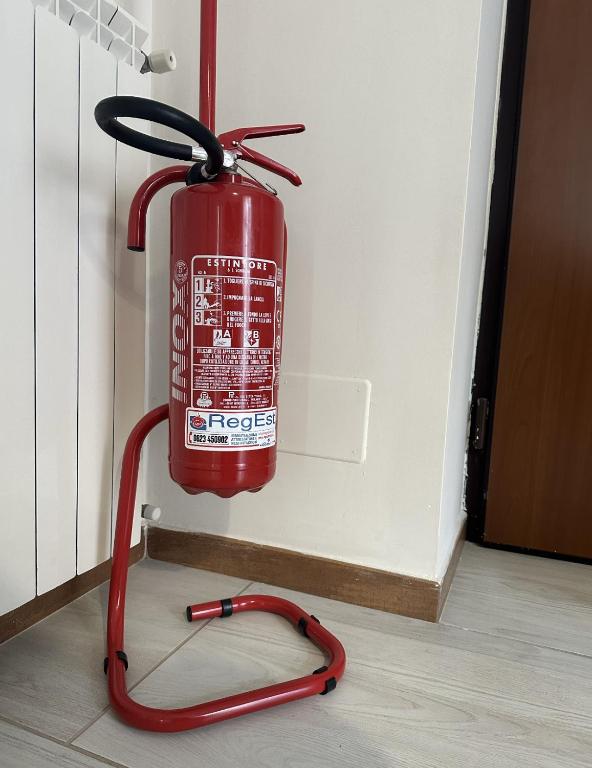 un idrante a muro con tubo di scappamento di Diverso Apartment a Caiazzo