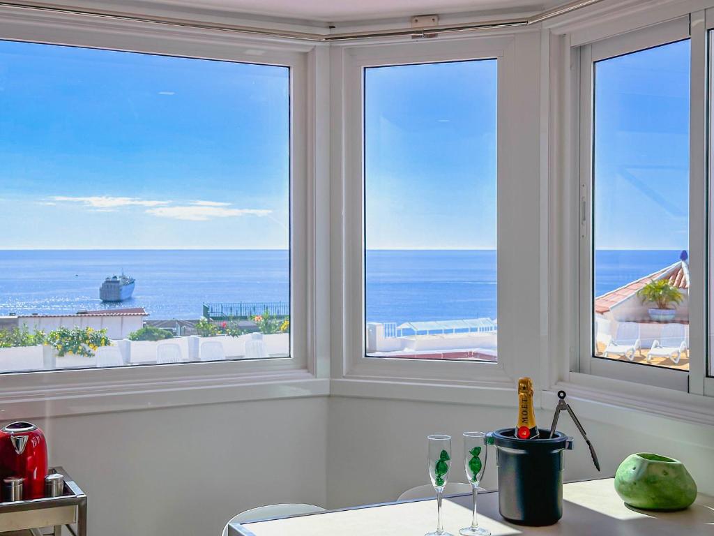 cocina con 3 ventanas y vistas al océano en Horizonte 22 Sea view relax in luxury, en Los Cristianos