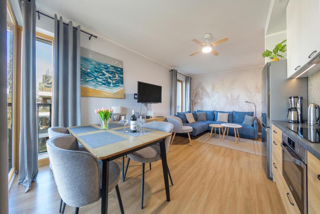Televízia a/alebo spoločenská miestnosť v ubytovaní Amber Baltic Apartment