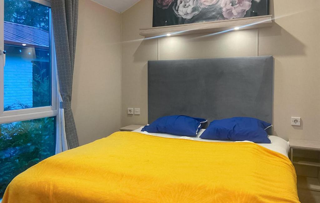 Postel nebo postele na pokoji v ubytování Amazing StaCaravan In Harderwijk