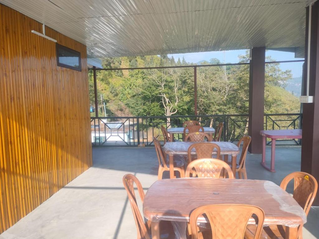 Balkón nebo terasa v ubytování Mountain View Hillside Homestay Kalimpong, Between Deolo Park & Ramdhura