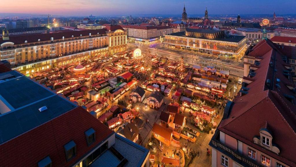 Nespecifikovaný výhled na destinaci Drážďany nebo výhled na město při pohledu z hotelu