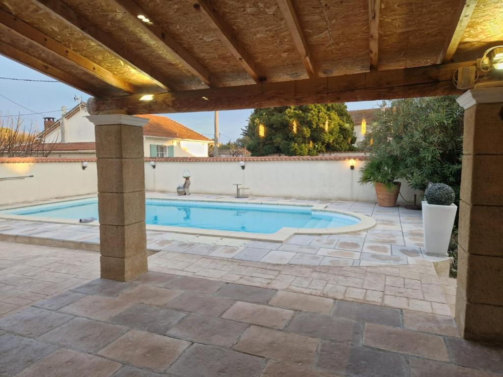 Photo de la galerie de l'établissement Maison Suites Parentales Piscine Clim, à Entraigues-sur-la-Sorgue