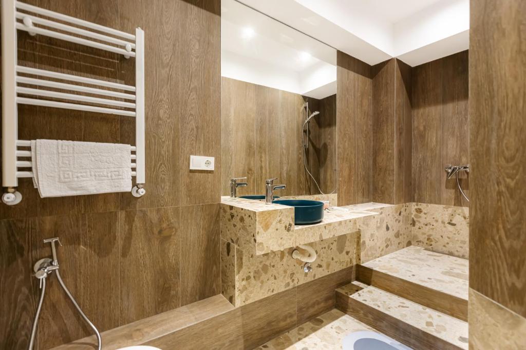 Koupelna v ubytování Apart Meidani - Stylish Old Town Apartment with Balcony & Synagogue View