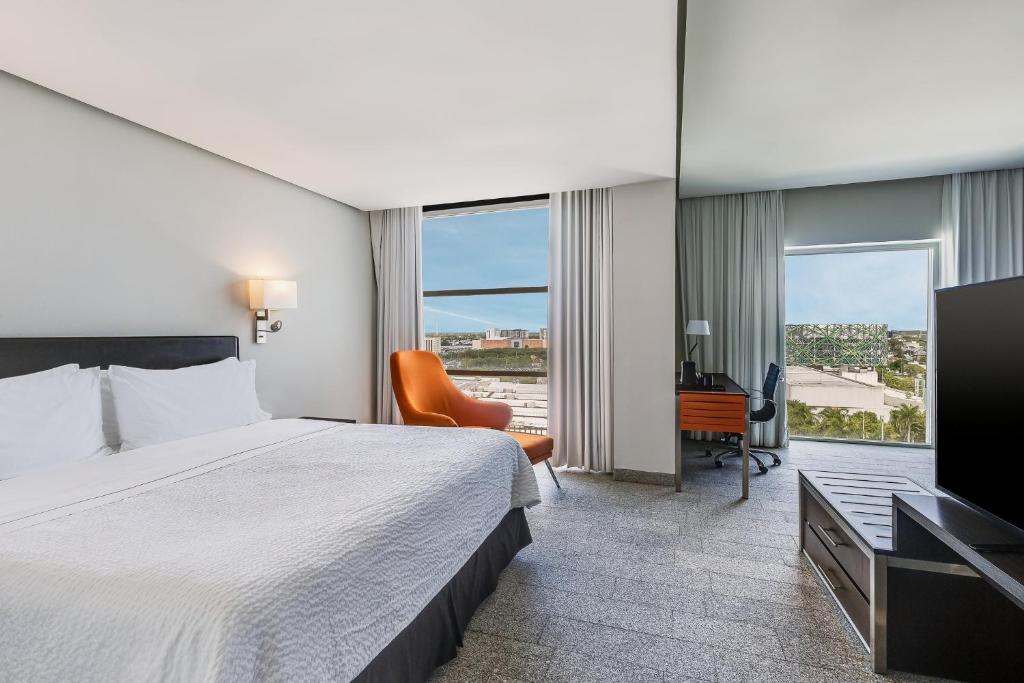 Postel nebo postele na pokoji v ubytování Fiesta Inn Merida